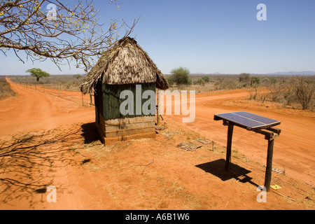 Portes d'entrée et de contrôle électronique hut pour Black Rhino Ngulia sanctuaire dans le parc national de Tsavo Ouest Kenya Afrique Banque D'Images