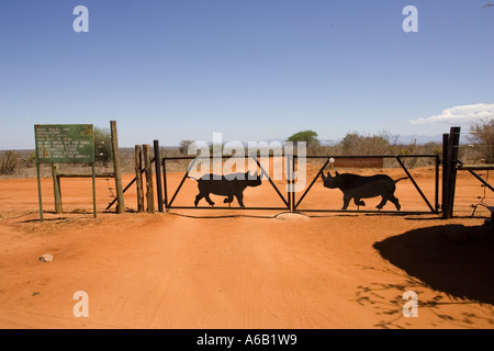 Portes de Black Rhino Ngulia sanctuaire dans le parc national de Tsavo Ouest Kenya Afrique Banque D'Images