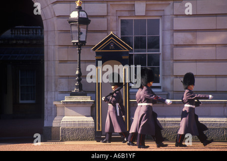 Londres la relève de la garde la Garde royale britannique ou la Garde Grenadier ou la Garde de la Reine au Palais de Buckingham. Une cérémonie traditionnelle britannique historique Banque D'Images