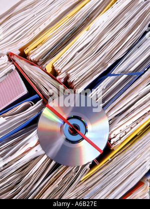 Les documents stockés dans des dossiers de bureau se terminent à la vue avec un disque DVD inclus pour illustrer l'économie d'espace de la technologie numérique lorsque des pages papier sont numérisées au Royaume-Uni Banque D'Images