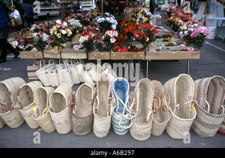 Le Bugue une commune de Dordogne marché shopping Stall gros plan des paniers et fleurs Périgord France eu Banque D'Images