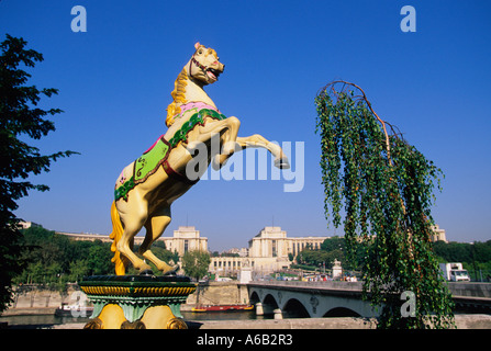 Paris le Trocadéro Art Déco Palais de Chaillot, vu de la rive gauche de l'autre côté de la Seine. Cheval en bois dans le parc d'attractions. Europe. Banque D'Images