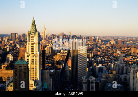 La ville de New York Woolworth Building et le Lower Manhattan au crépuscule NYC USA Banque D'Images