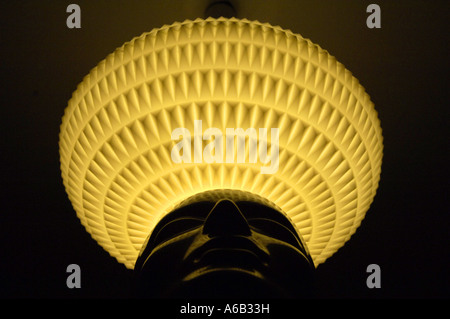 Alien face bizarre étrange spooky science-fiction sci-fi modèle de conception moderne art plastique arty retro lightshade abat-jour Banque D'Images