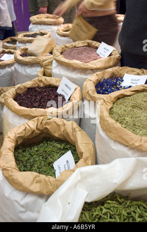 Paris France, les herbes médicinales pour la vente en vrac à paris Shopping bio, de l'alimentation, Salon d'affichage détaillé Banque D'Images