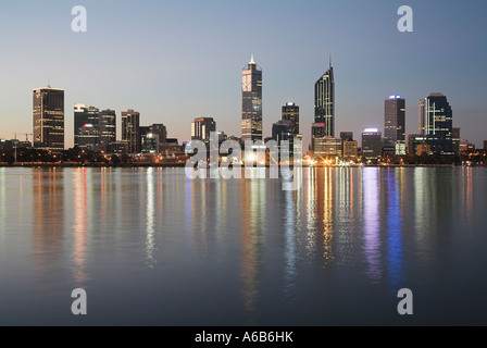 La ville de Perth, Australie occidentale, comme en témoigne au crépuscule dans les eaux de la rivière Swann Banque D'Images