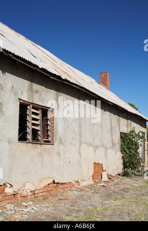 Paroi latérale en décomposition avec vitre cassée sur un bâtiment colonial. Banque D'Images