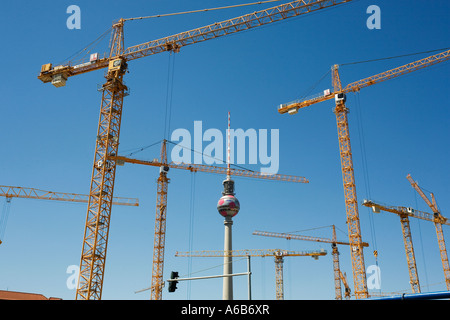 Cranes entourent le Telecafè au milieu de Berlin en Allemagne Banque D'Images