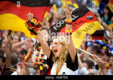 Un fan de football féminin cheers Allemagne dans leur quart de finale contre l'Argentine dans la Coupe du Monde 2006 Banque D'Images