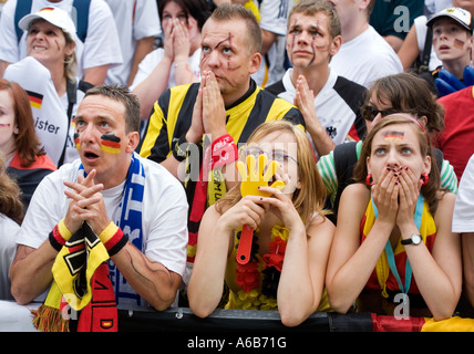 Les fans de football allemands assistent à un tir de pénalité au Fanfest lors du match de quart de finale contre l'Argentine lors de la finale de la Coupe du monde 2006 Banque D'Images