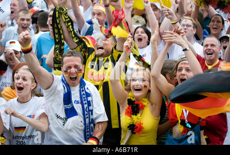 Football fans cheer Allemagne dans leur match de quart de finale contre l'Argentine dans la Coupe du Monde 2006 Banque D'Images