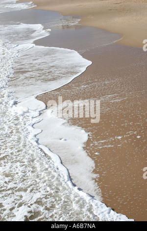 Marée montante sur une plage de sable fin, Bournemouth, Dorset, UK, Europe Banque D'Images