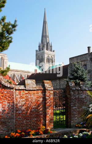 Spire of Chichester Cathedral, vue depuis les jardins fortifiés du Palais des évêques. West Sussex, Royaume-Uni Banque D'Images