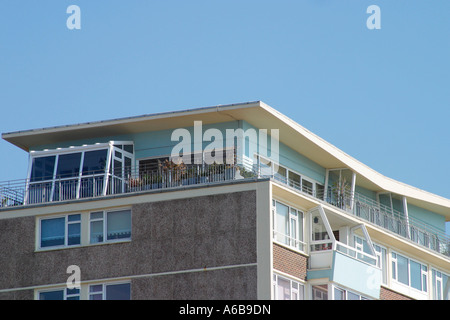 Penthouse sur le dessus de 60 bloc d'appartement sur la côte du Sussex. Banque D'Images