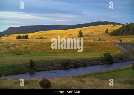 Tomatin ecosse vue sur les champs au coucher du soleil avec maison à l'abandon Banque D'Images