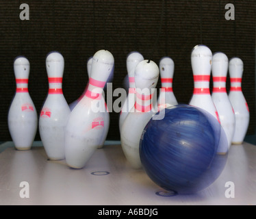 Tomber les quilles dans le tunnel de Bowling Banque D'Images