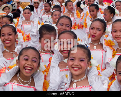 Les filles en blanc : rassemblement des jeunes princesses d'être à l'Sinulog Festival Cebu Philippines Banque D'Images