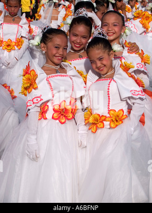 Le smiling in white robes Sinulog Festival Cebu Philippines Banque D'Images