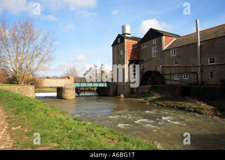 La Brasserie et la rivière Brit dans Bridport, Dorset, Angleterre. Banque D'Images