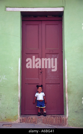 Jeune fille sur le pas de sa porte à Trinidad Cuba Banque D'Images