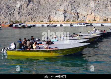 Musandam Oman passeurs et leur rapide bateaux dans port de Khasab qu'ils transportent des marchandises électroniques etc du tabac à l'Iran Banque D'Images