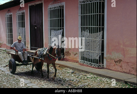 Un cheval et panier faire son chemin le long des rues pavées de Trinidad à Cuba Banque D'Images