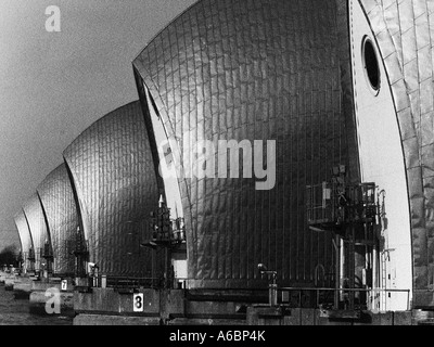 THAMES BARRIER à Woolwich, Londres, converties en noir et blanc, avec grain ajouté à l'image. Banque D'Images