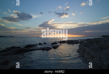 Coucher du soleil au-dessus de l'Eau Croatie Dalmatie Primosten Banque D'Images
