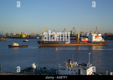 Remorquage d'un navire remorqueur dans le port St Petersburg Russia Banque D'Images