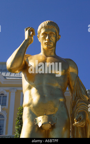 Statue en or Peterhof Palace St Petersburg Russie Banque D'Images