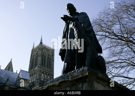 Une statue du poète Sir Alfred Lord Tennyson, Lincoln, Lincolnshire, Angleterre Banque D'Images