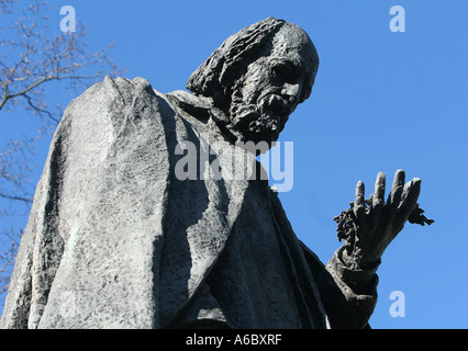 Une statue du poète Sir Alfred Lord Tennyson, Lincoln, Lincolnshire, Angleterre Banque D'Images