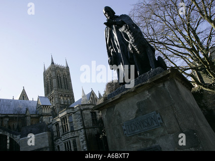 Une statue du poète Sir Alfred Lord Tennyson, Lincoln, Lincolnshire, Angleterre Banque D'Images