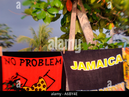 Une mise au point sélective horizontal de la couleur de l'image deux sun allumé , suspendu à une ligne un disant pas de problème et l'autre la Jamaïque Banque D'Images