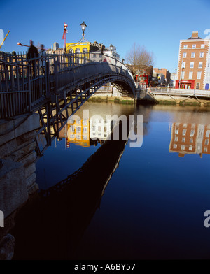 La moitié 1/2 penny Bridge River Liffey Dublin, Irlande, vieux pont à péage pour piétons enjambant une rivière dans la ville, capitale d'Irlande Banque D'Images