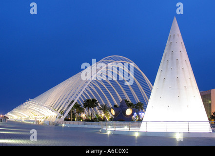 Allée du cône et les jardins de nuit à Valence, Espagne Banque D'Images