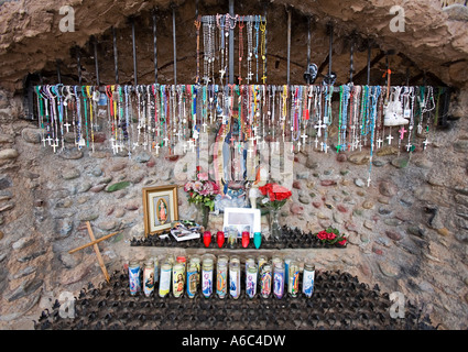 Bougies chapelets et religieux par les croyants à gauche artefact El Santuario de Chimayó Banque D'Images