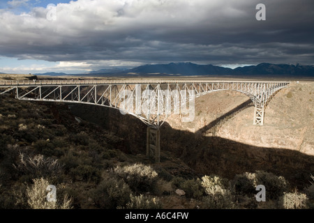 Pont sur le Rio Grande Gorge près de Taos au Nouveau-Mexique Banque D'Images