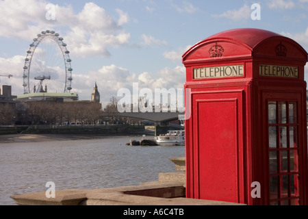 Une cabine téléphonique à la recherche au London Eye Banque D'Images