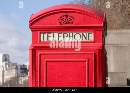 Une cabine téléphonique à la recherche au London Eye Banque D'Images