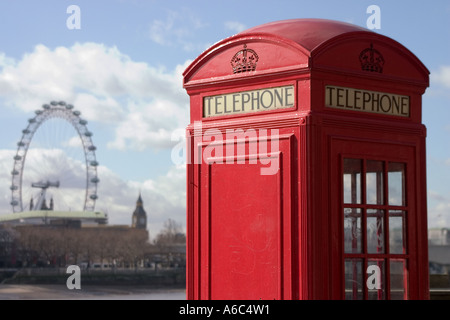 Une cabine téléphonique à la recherche au London Eye Banque D'Images