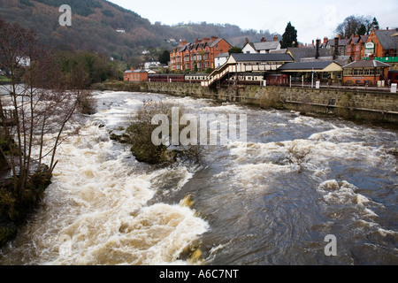 La rivière Dee en crue circulant dans le Nord du Pays de Galles Llangollen Banque D'Images