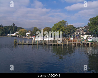 AMBLESIDE CUMBRIA UK Octobre à l'avant et à l'eau le long de la marina à partir de la jetée sur le lac Windermere Waterhead Banque D'Images