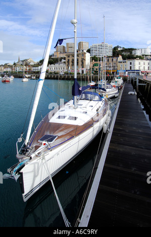 En toute sécurité des bateaux amarrés dans le port intérieur de Torquay sur une journée ensoleillée avec ciel bleu et l'eau calme Banque D'Images