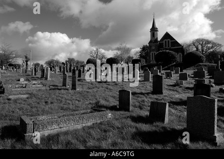 De l'image monochrome le cimetière et chapelle à Ogwell Cross à Newton Abbot South Devon, Angleterre Banque D'Images