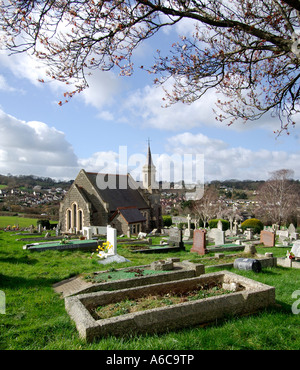 Chapelle et cimetière Croix Ogwell à Newton Abbot dans le sud du Devon en Angleterre avec branches en surplomb brouillée par le vent Banque D'Images