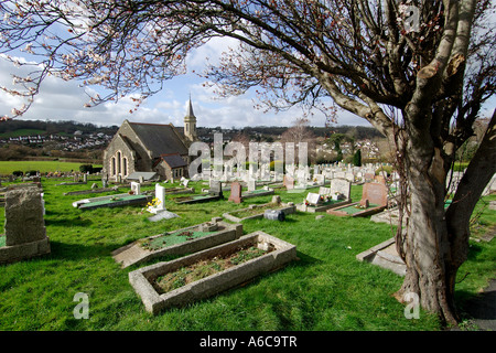 Chapelle et cimetière Croix Ogwell à Newton Abbot dans le sud du Devon en Angleterre avec branches en surplomb brouillée par le vent Banque D'Images