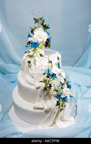 Superbes part décoré trois niveaux empilés gâteau de mariage dans un studio avec flash design par Pam Hannon Banque D'Images