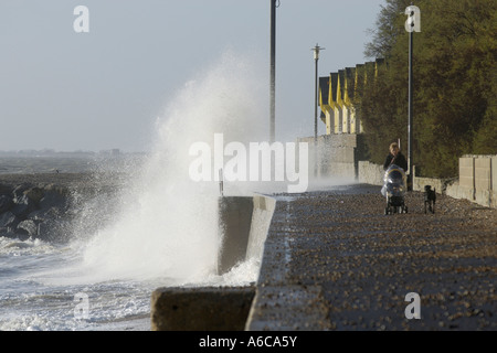 Une mer vagues se brisant sur sentier promenade Folkestone Kent UK Banque D'Images