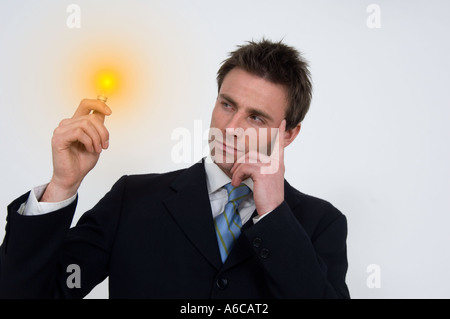 Idée lumineuse concept businessman holding a Light bulb Banque D'Images